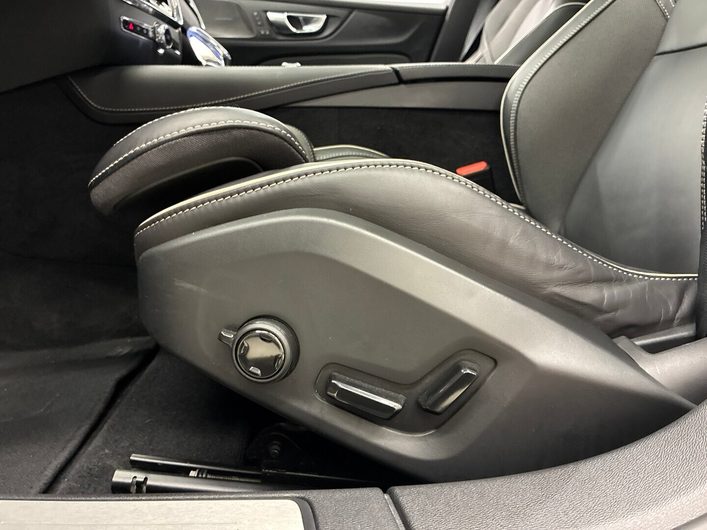 VOLVO V60 2024
