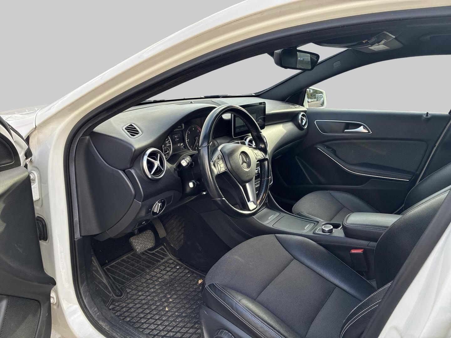 MERCEDES-BENZ A 2015