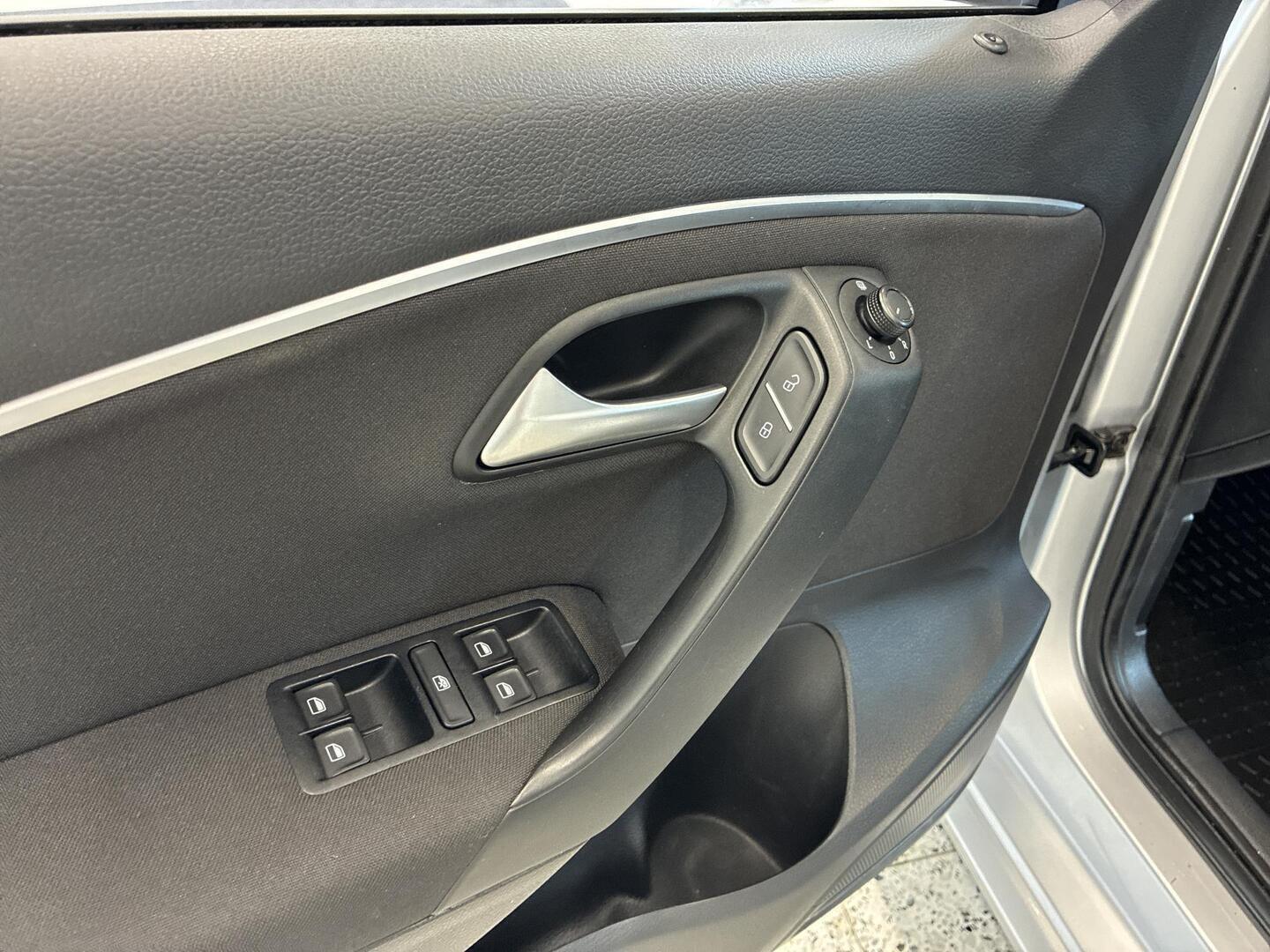VOLKSWAGEN Polo 2016