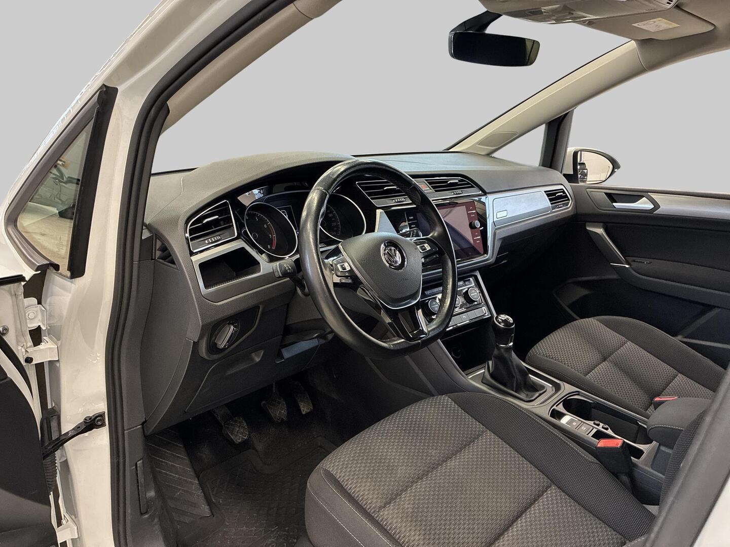VOLKSWAGEN Touran 2018