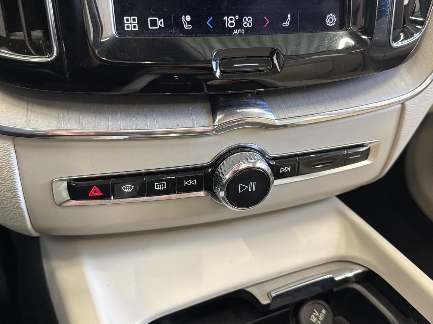VOLVO XC60 2023