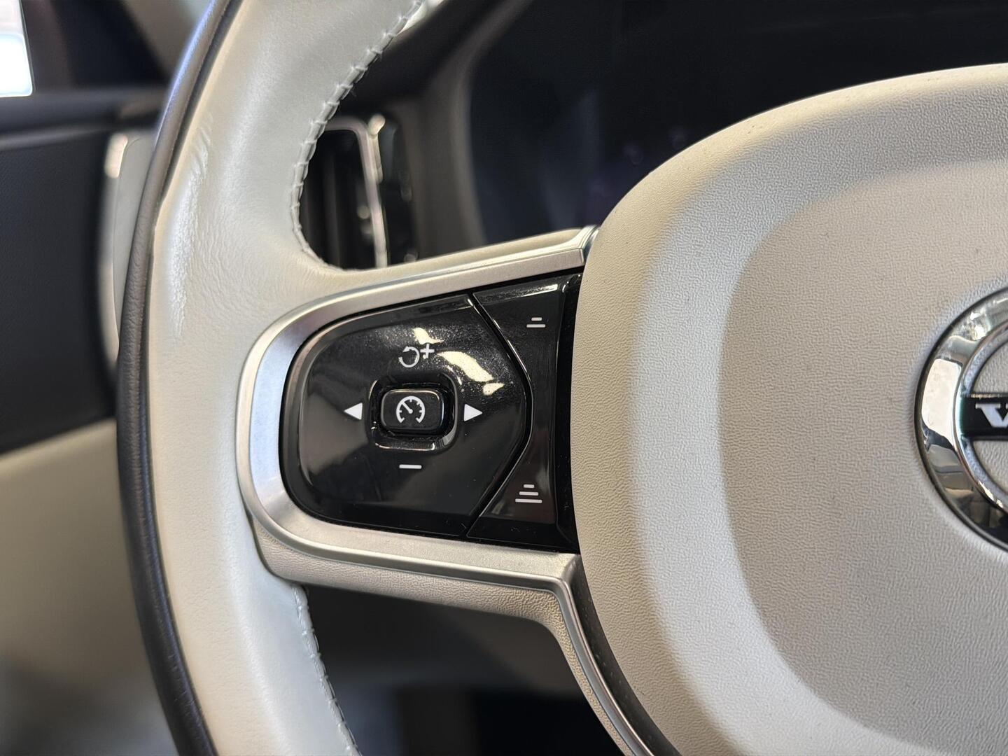 VOLVO XC60 2023