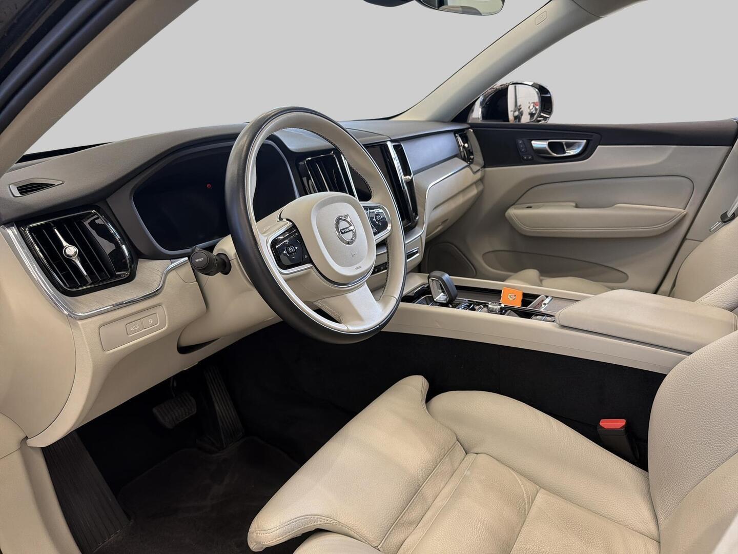 VOLVO XC60 2023