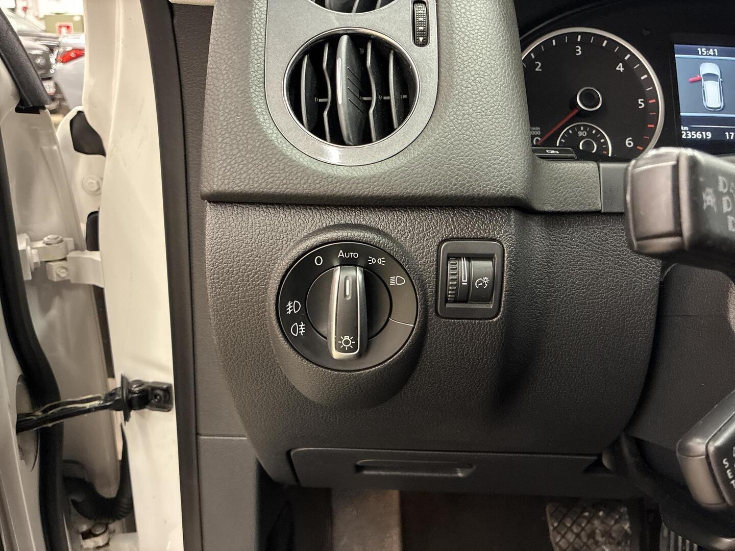 VOLKSWAGEN Tiguan 2011