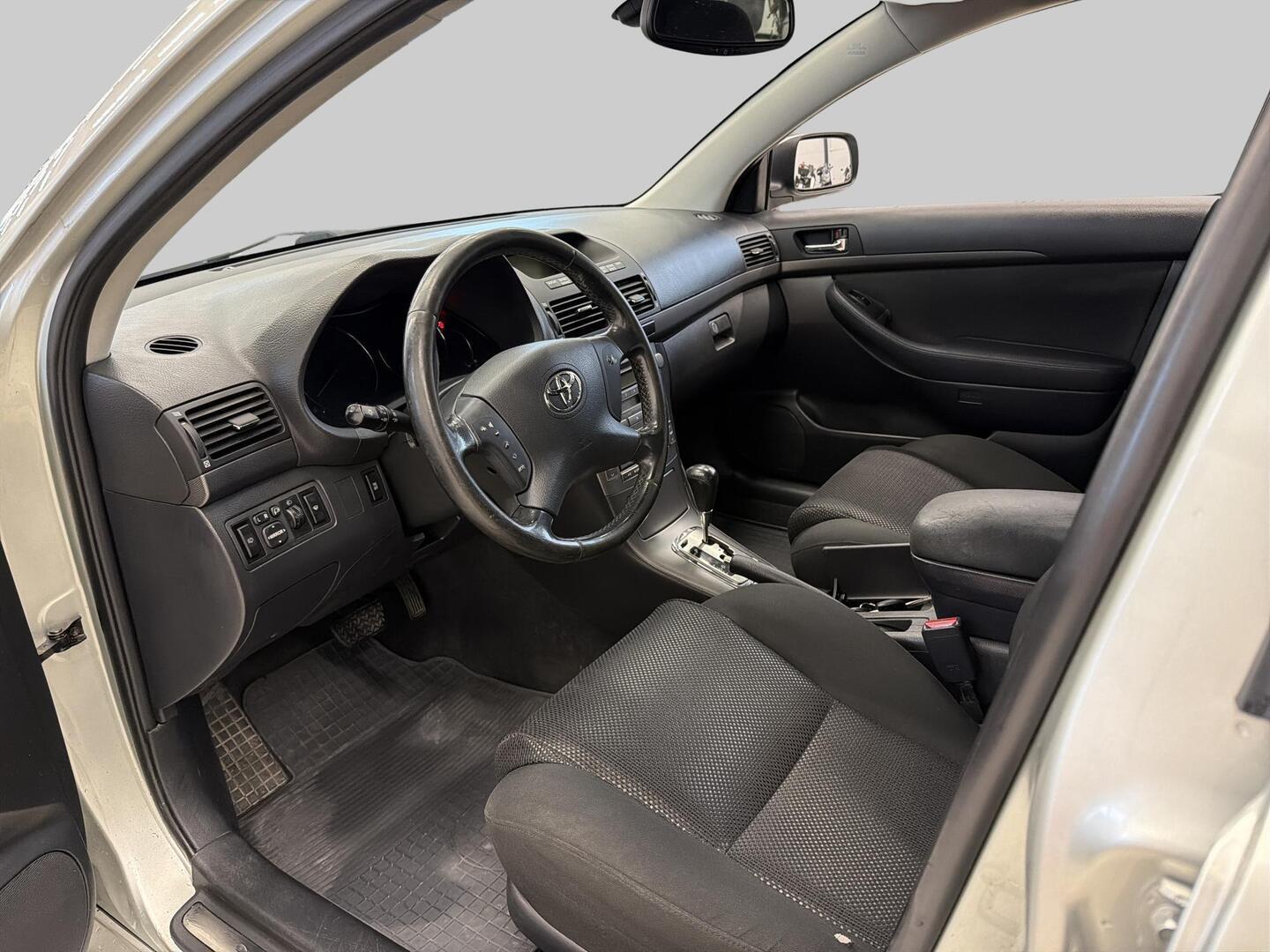TOYOTA Avensis 2005