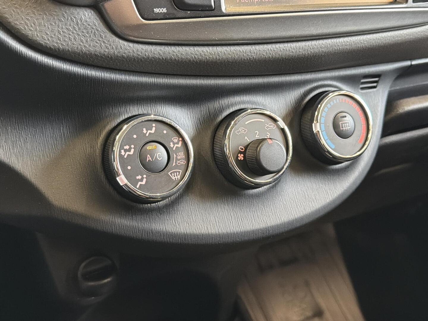 TOYOTA Yaris 2012