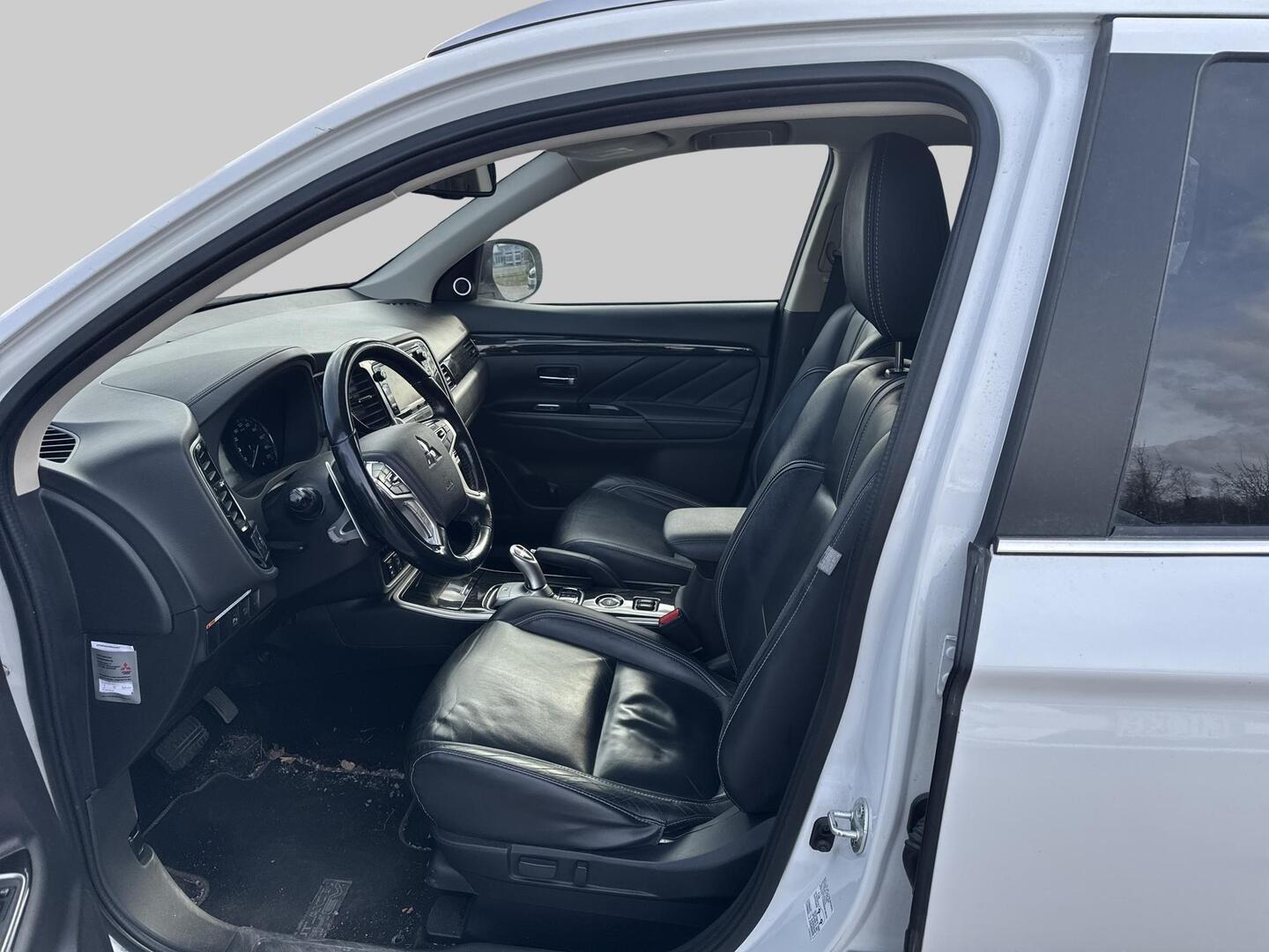 MITSUBISHI Outlander PHEV 2015