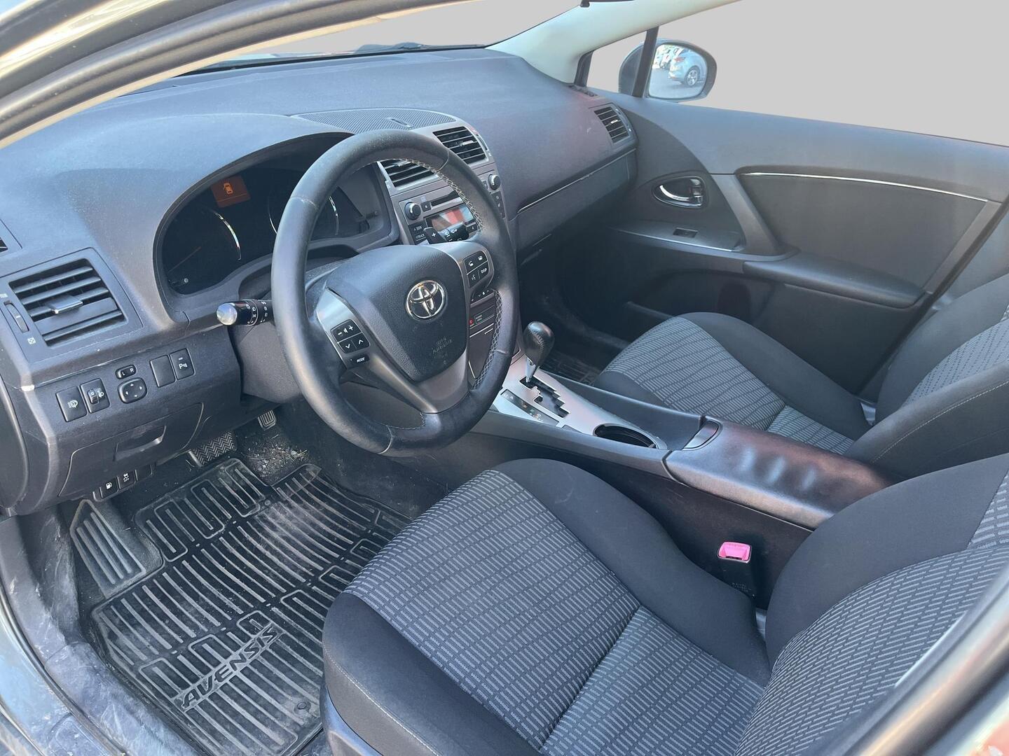 TOYOTA Avensis 2011