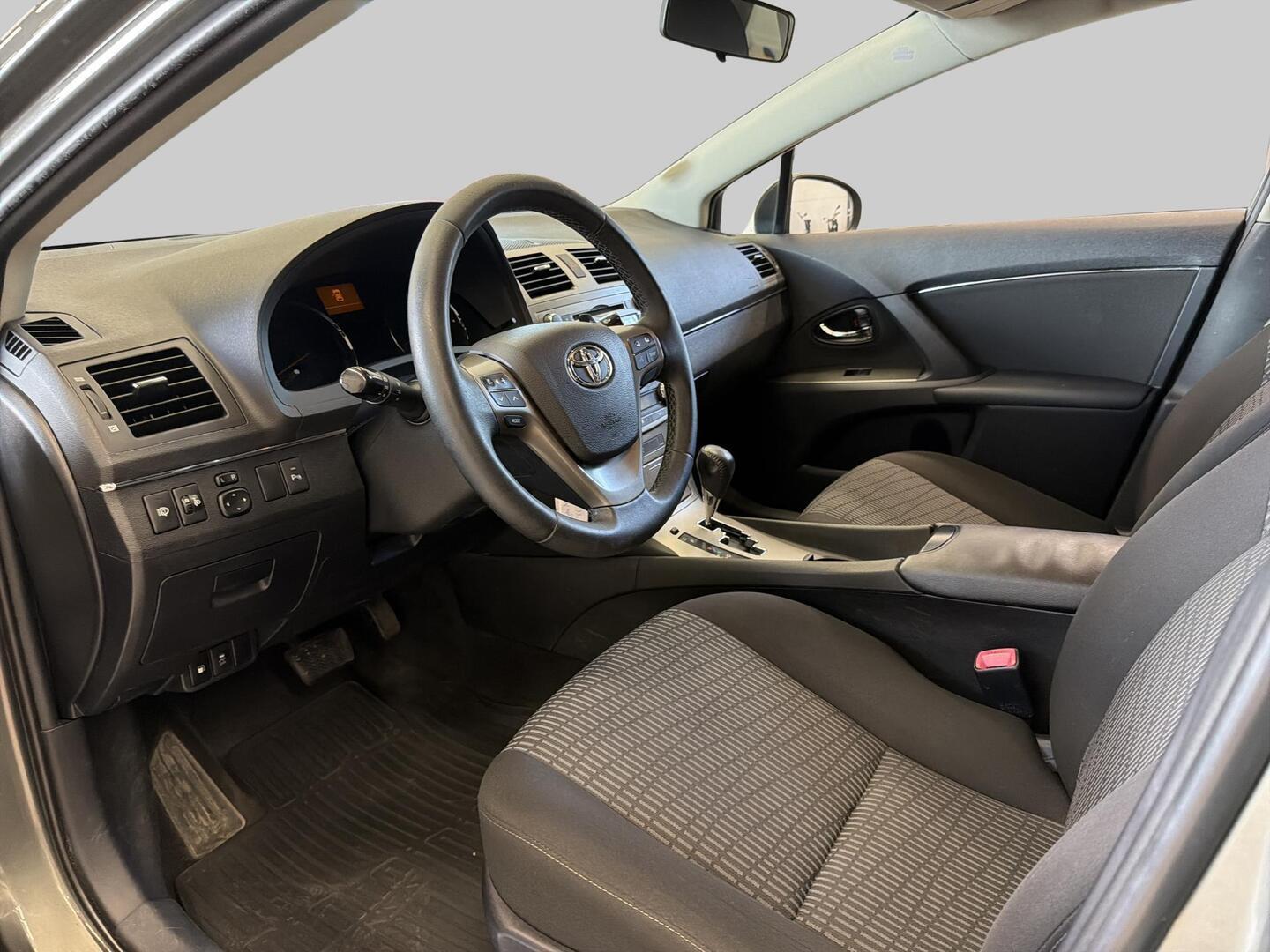 TOYOTA Avensis 2011