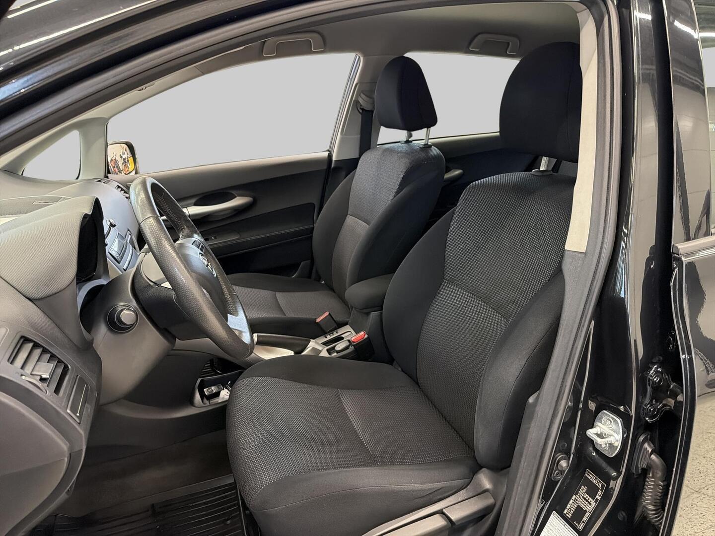 TOYOTA Auris 2012