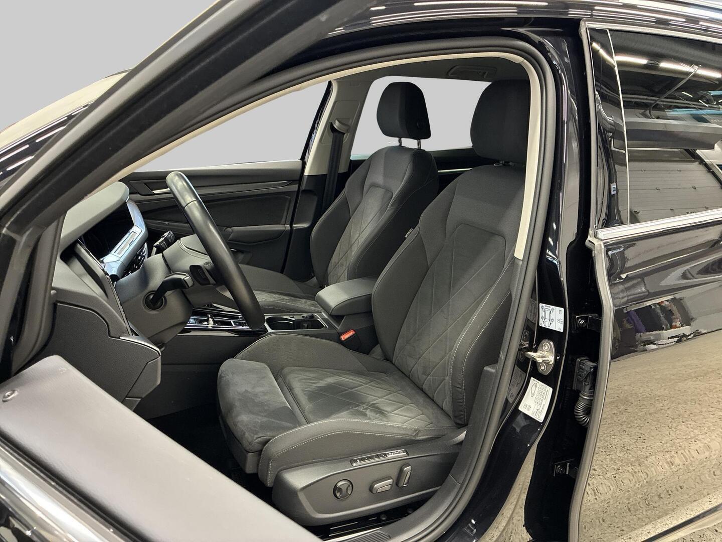 VOLKSWAGEN Golf 2023
