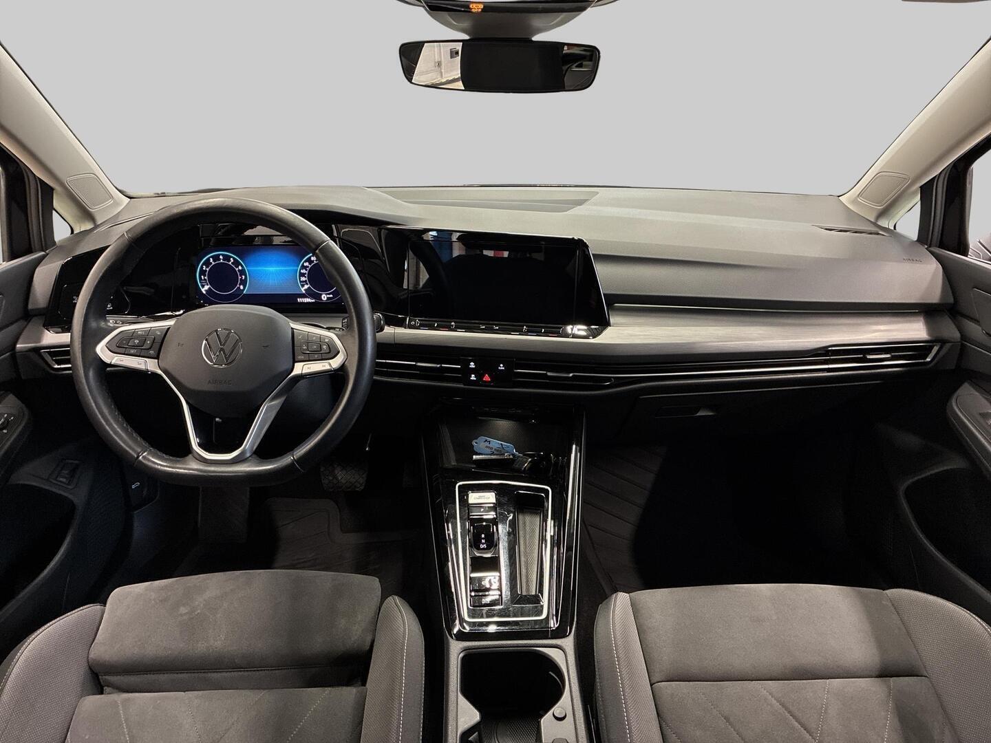 VOLKSWAGEN Golf 2023