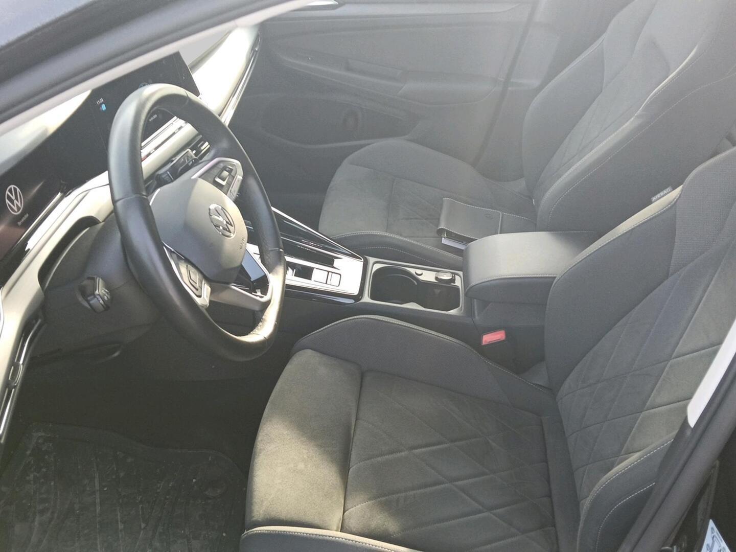 VOLKSWAGEN Golf 2023