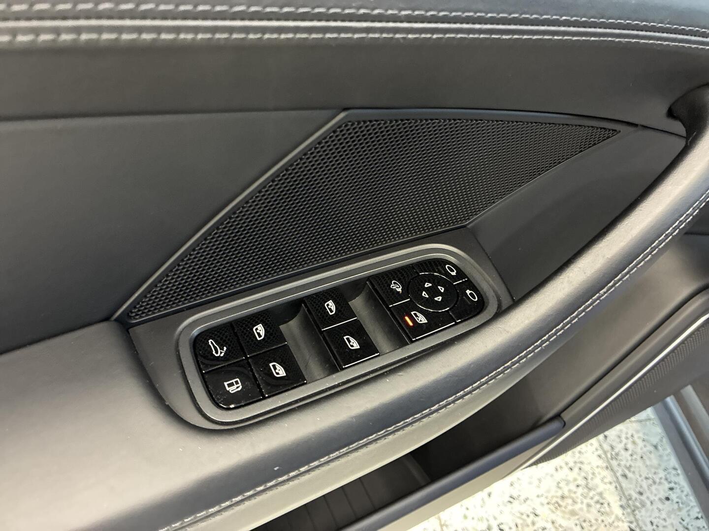 PORSCHE Panamera 2018