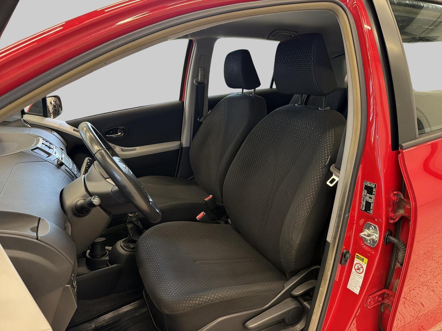 TOYOTA Yaris 2011