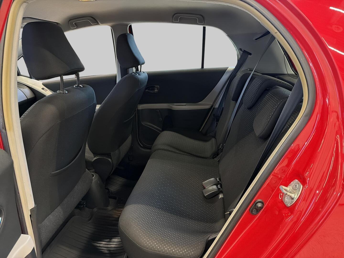 TOYOTA Yaris 2011