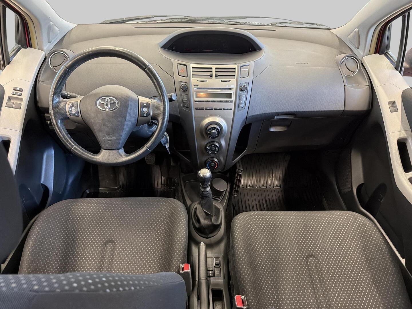 TOYOTA Yaris 2011