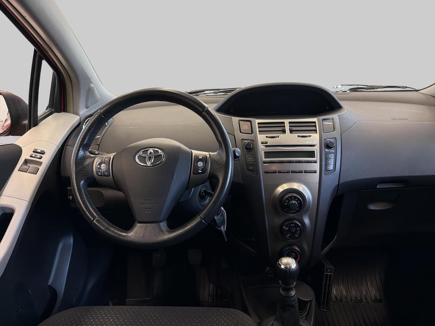 TOYOTA Yaris 2011