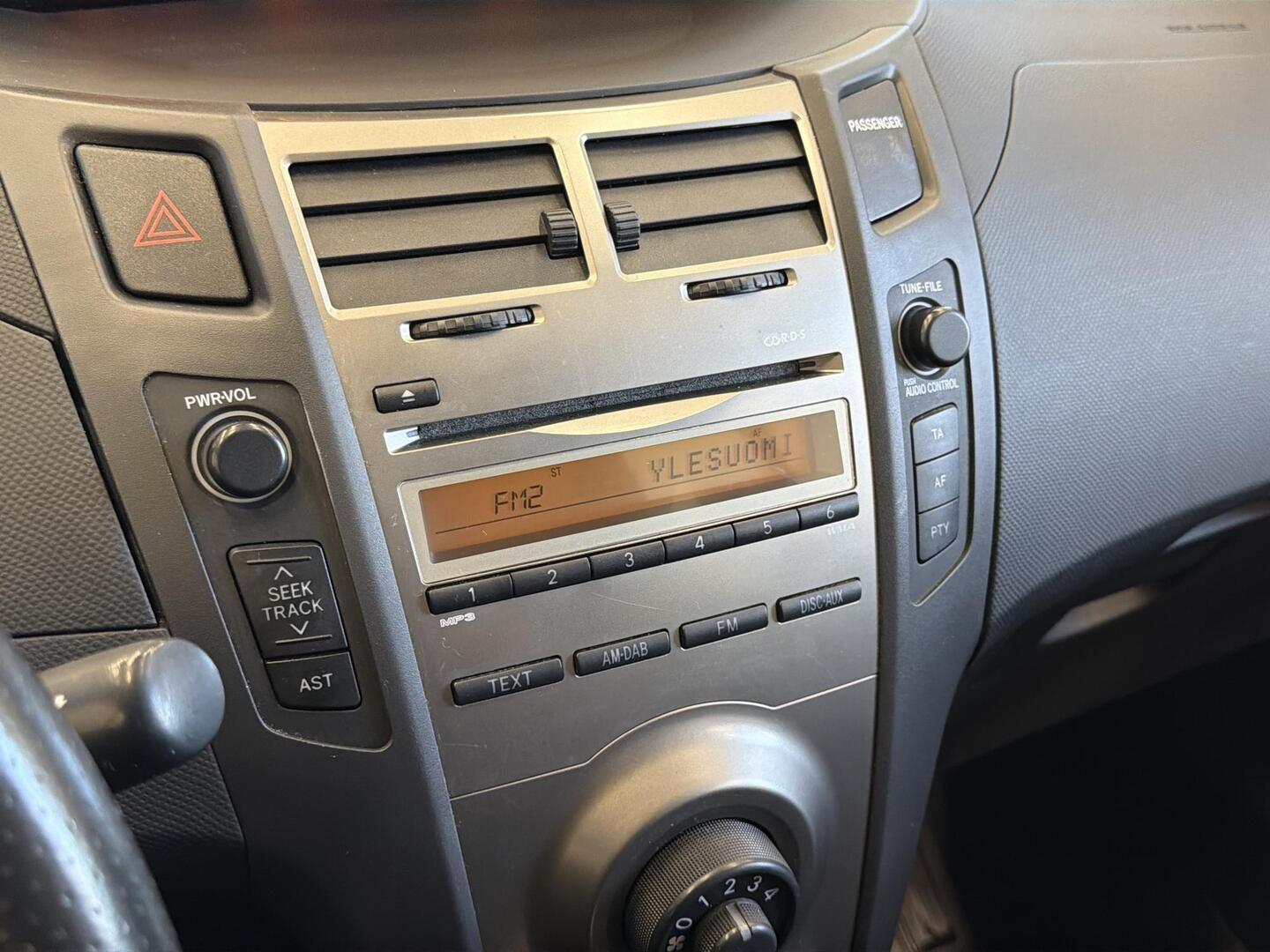 TOYOTA Yaris 2011