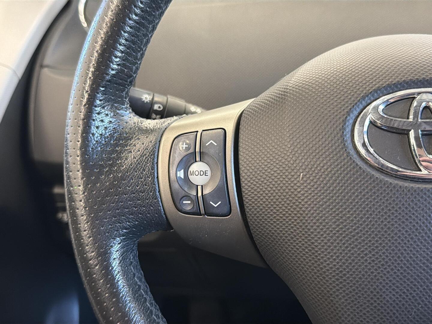 TOYOTA Yaris 2011