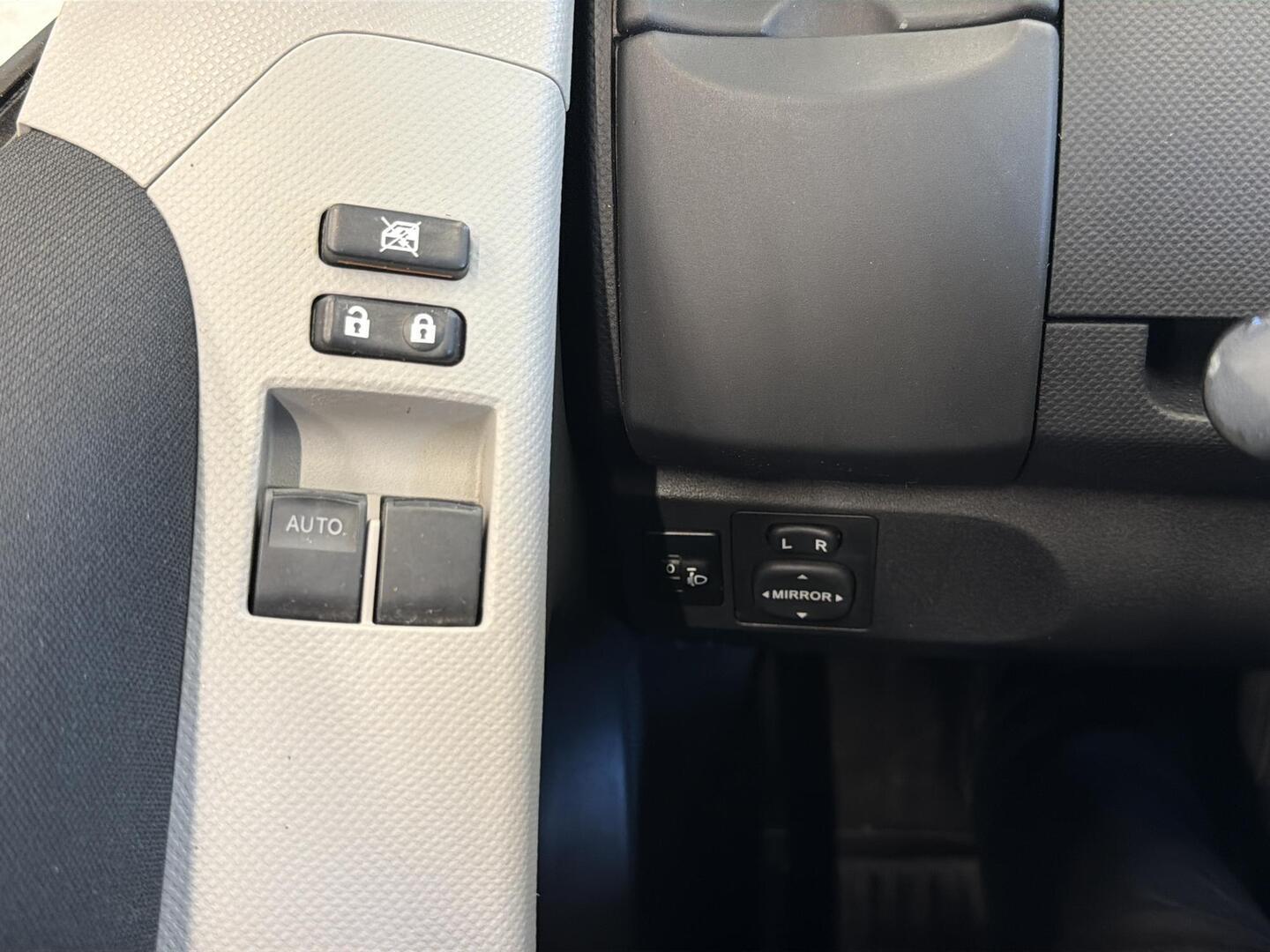 TOYOTA Yaris 2011