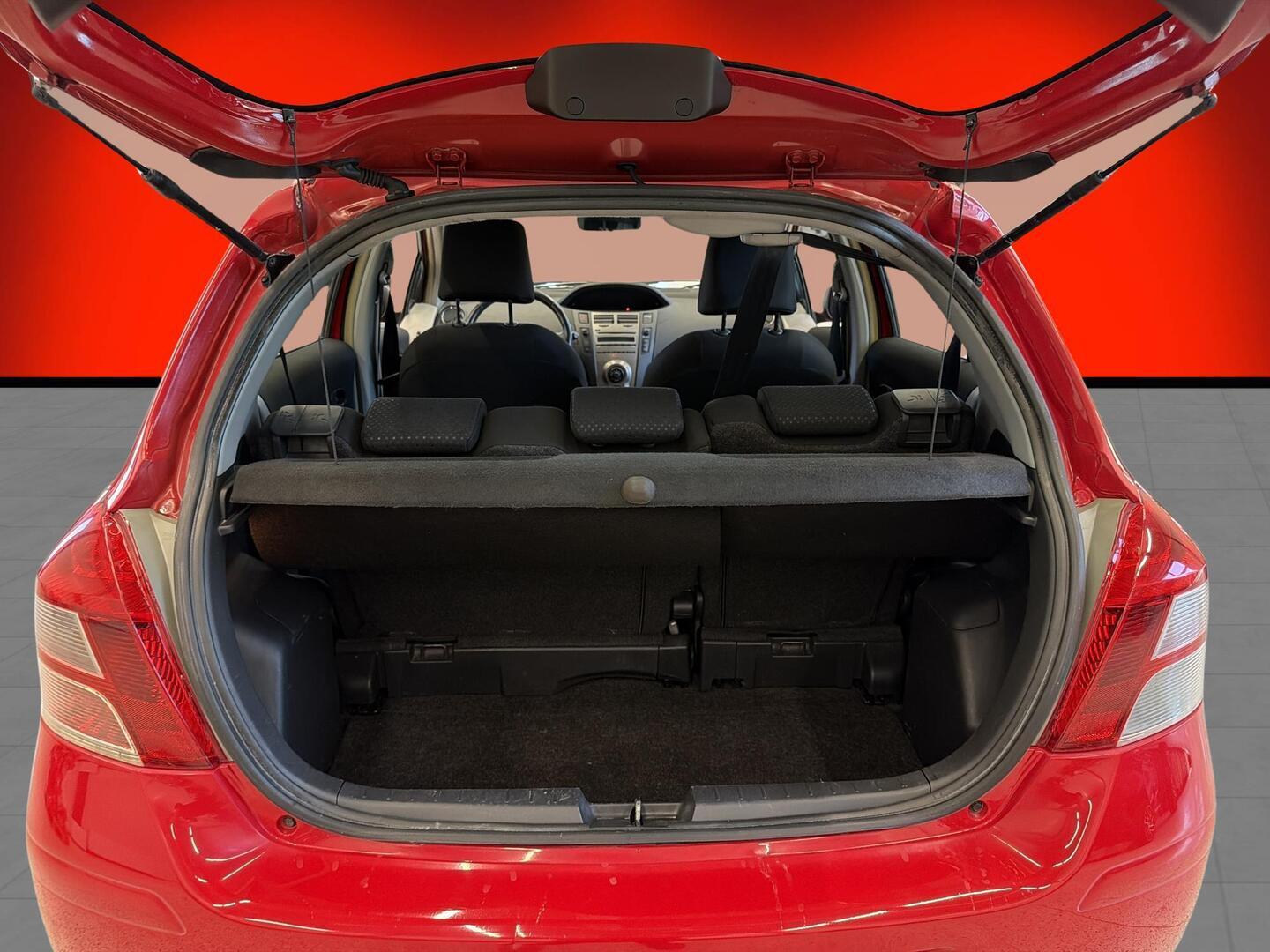 TOYOTA Yaris 2011