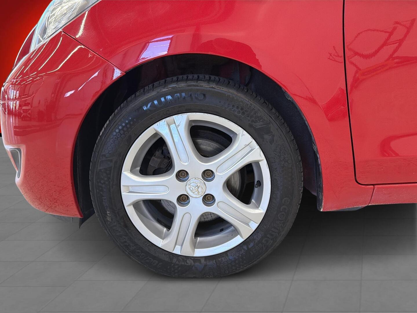 TOYOTA Yaris 2011