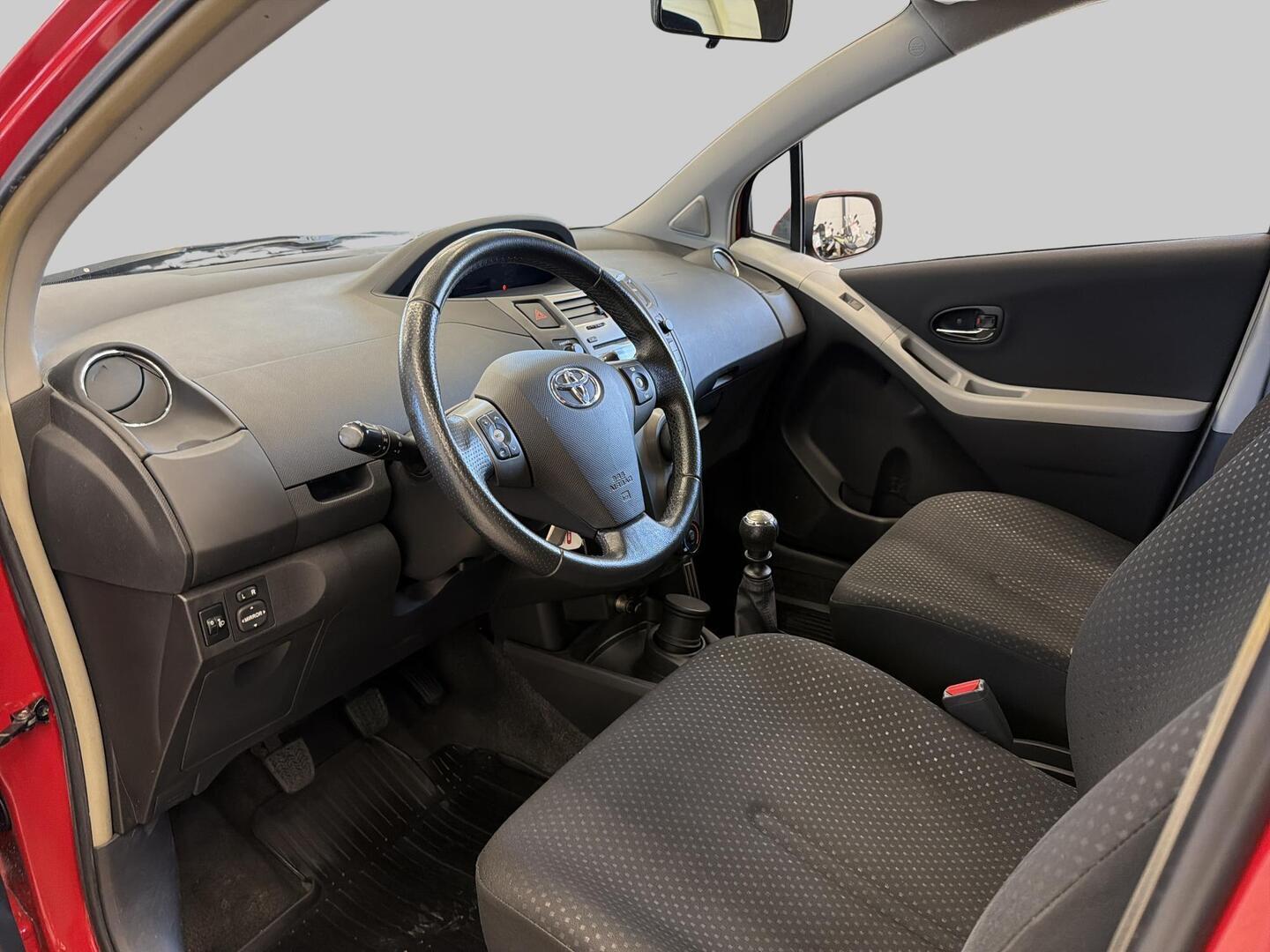 TOYOTA Yaris 2011