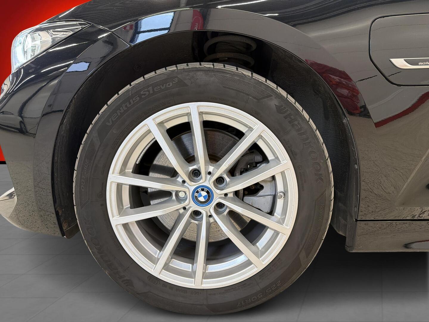 BMW 330 2023