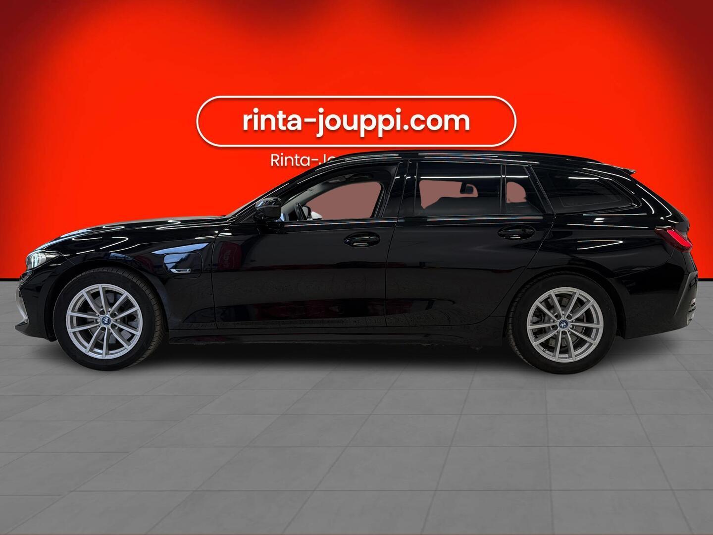 BMW 330 2023