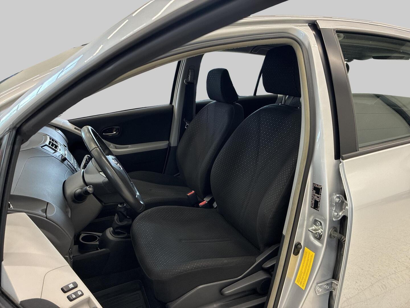 TOYOTA Yaris 2011