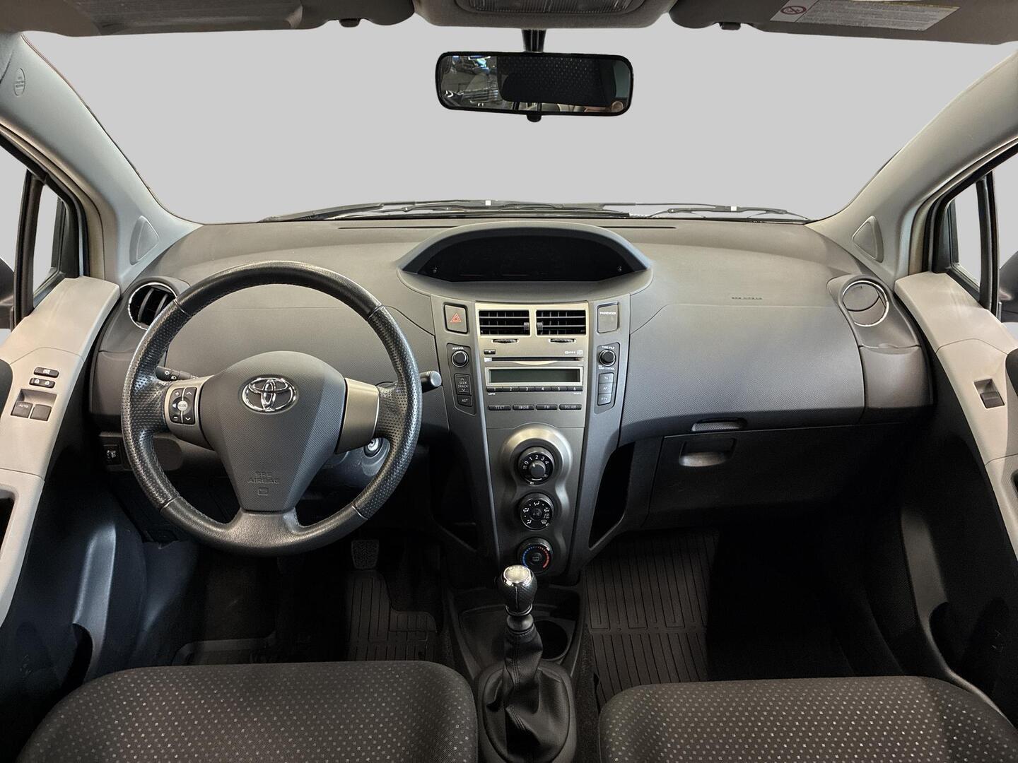 TOYOTA Yaris 2011