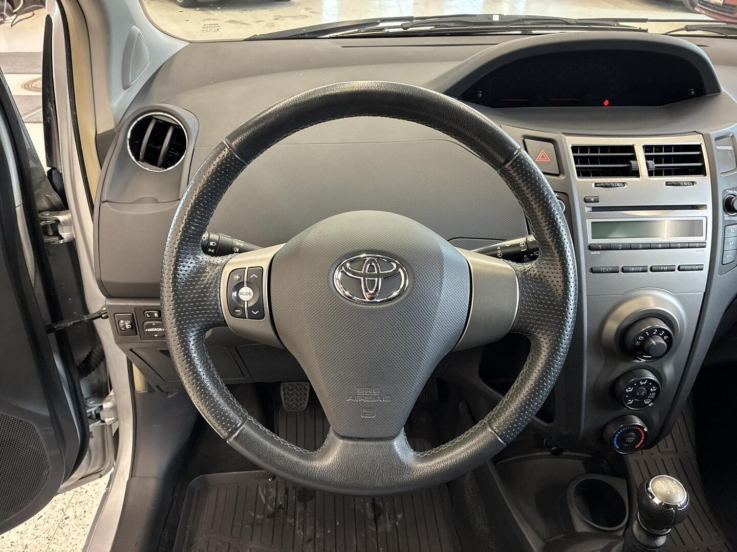 TOYOTA Yaris 2011