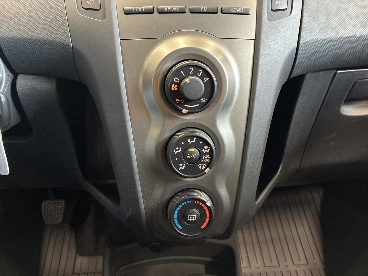 TOYOTA Yaris 2011