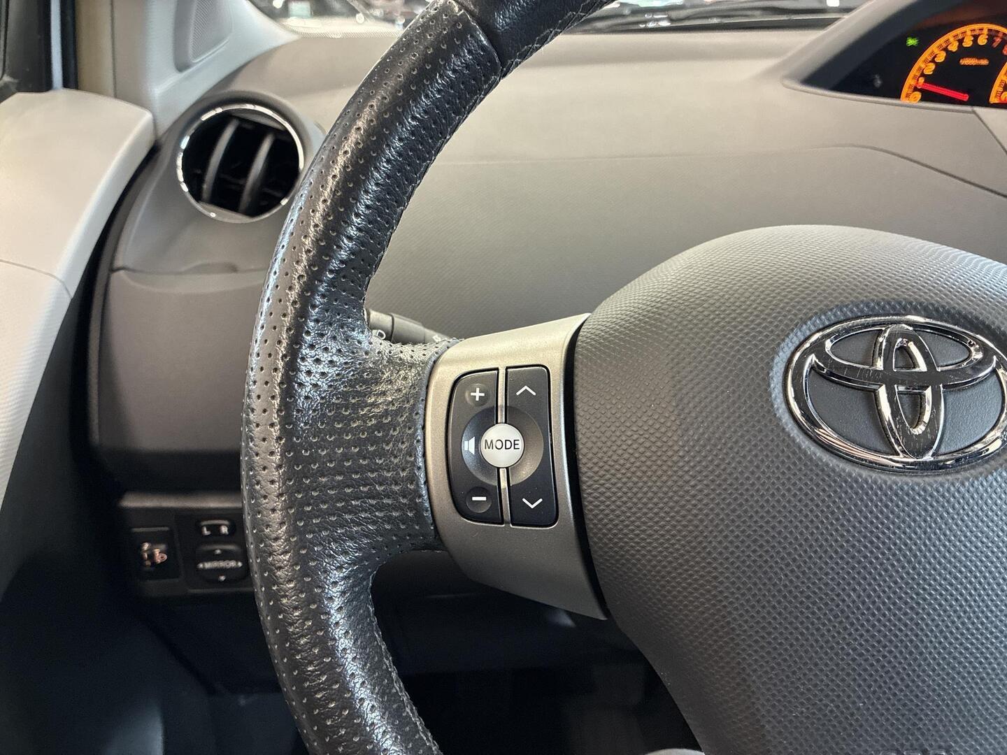 TOYOTA Yaris 2011