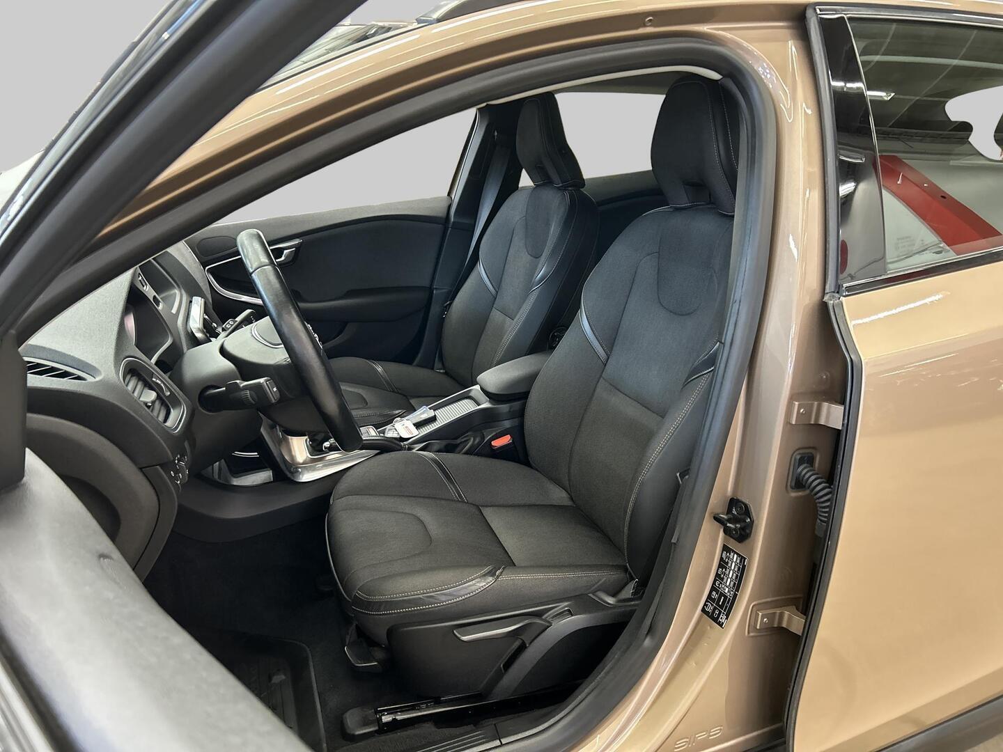 VOLVO V40 Cross Country 2013