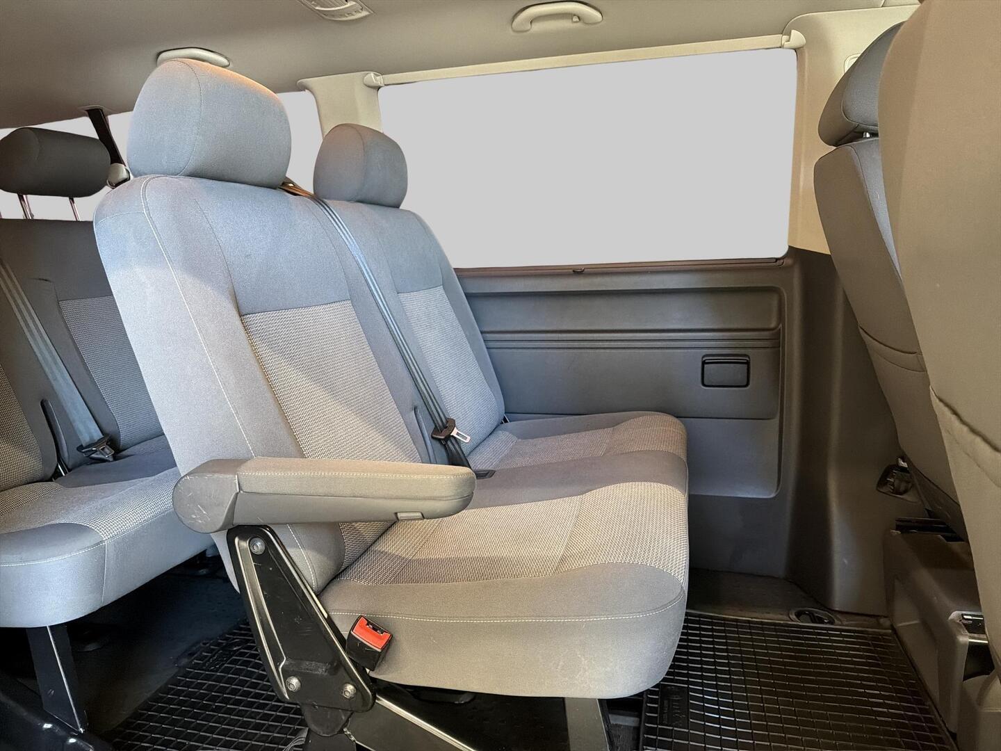 VOLKSWAGEN Caravelle 2012