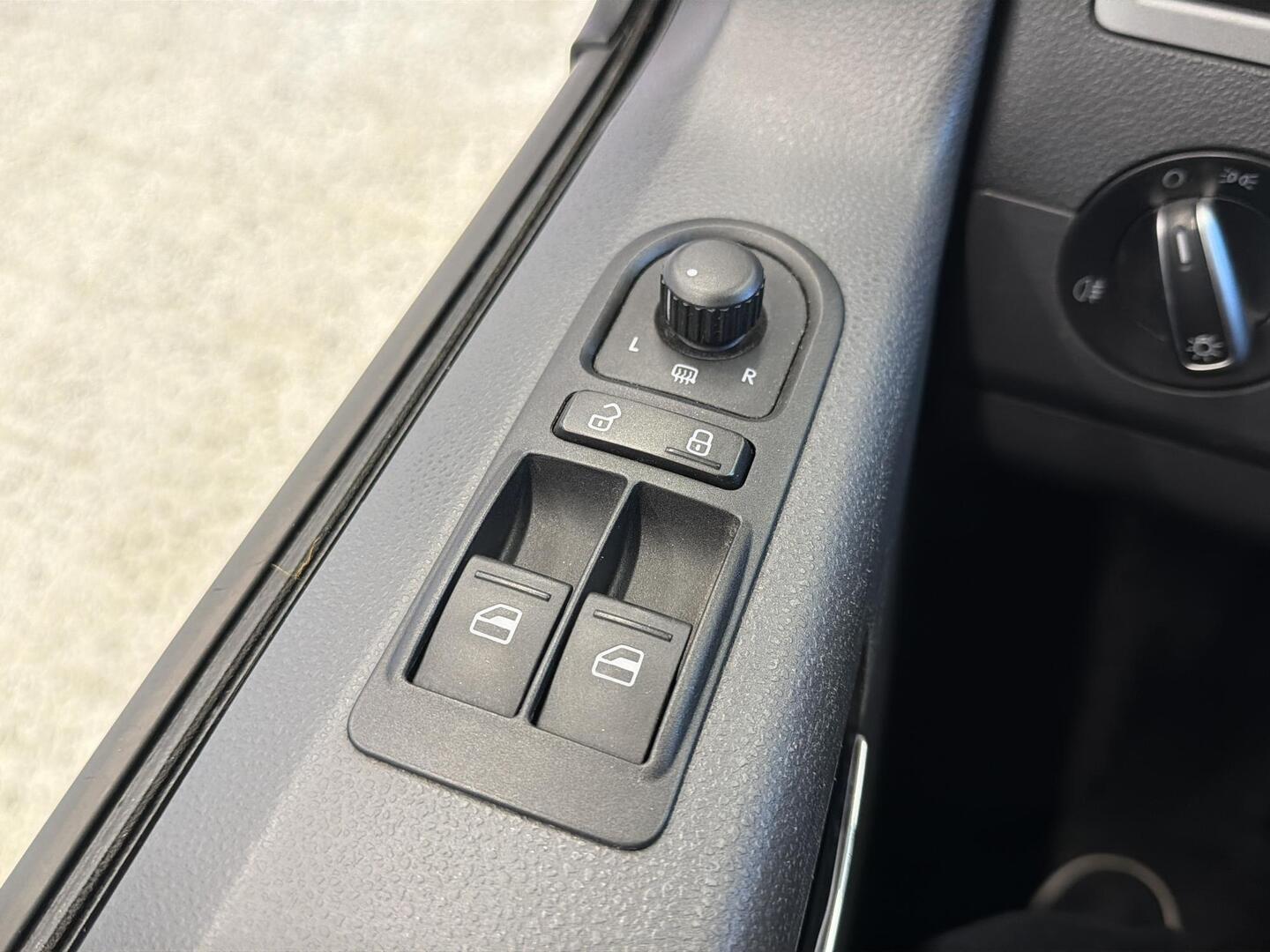 VOLKSWAGEN Caravelle 2012