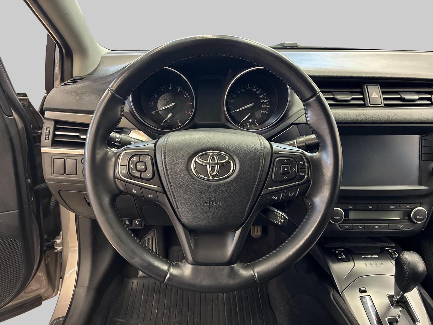 TOYOTA Avensis 2015