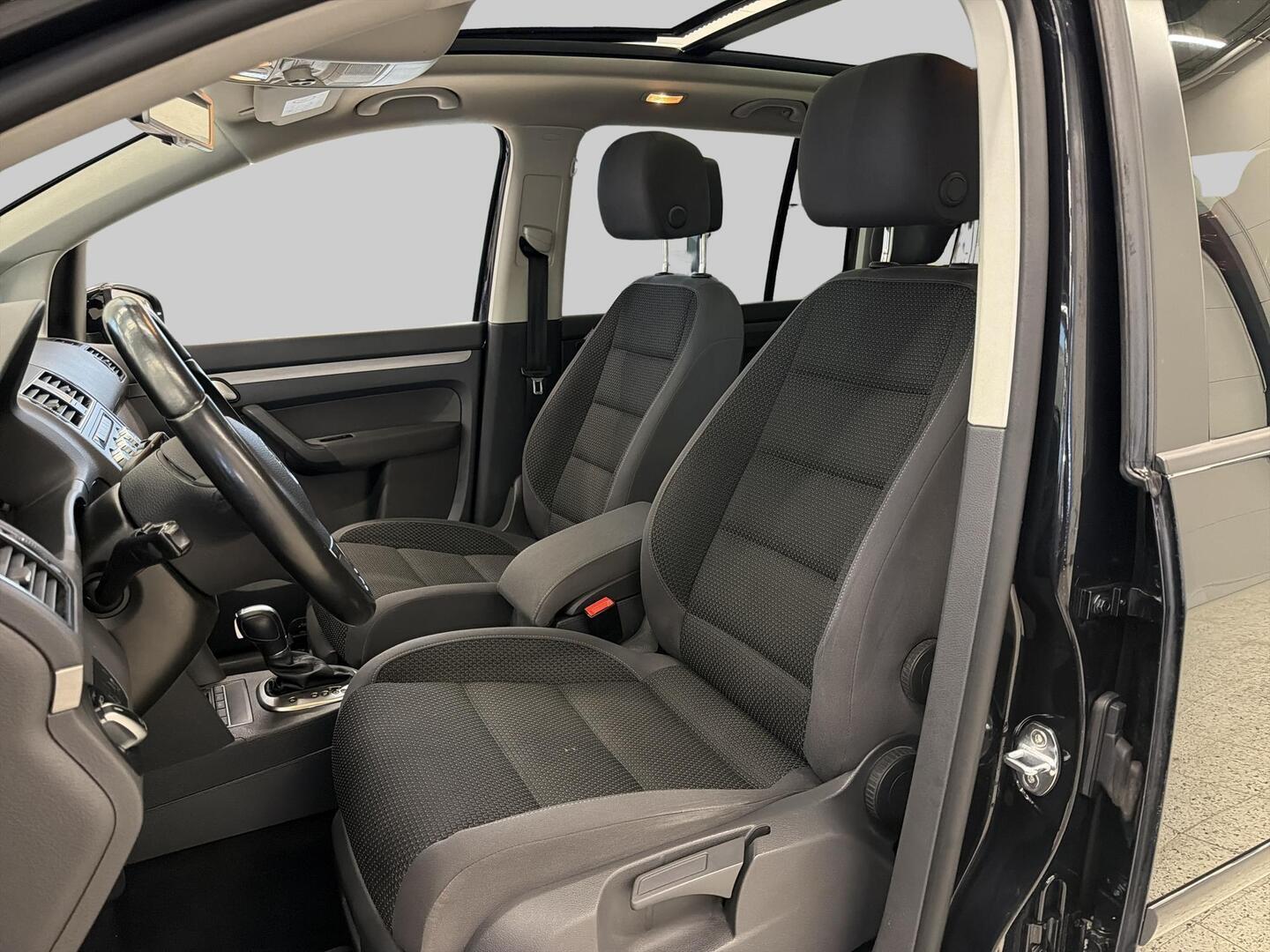 VOLKSWAGEN Touran 2015