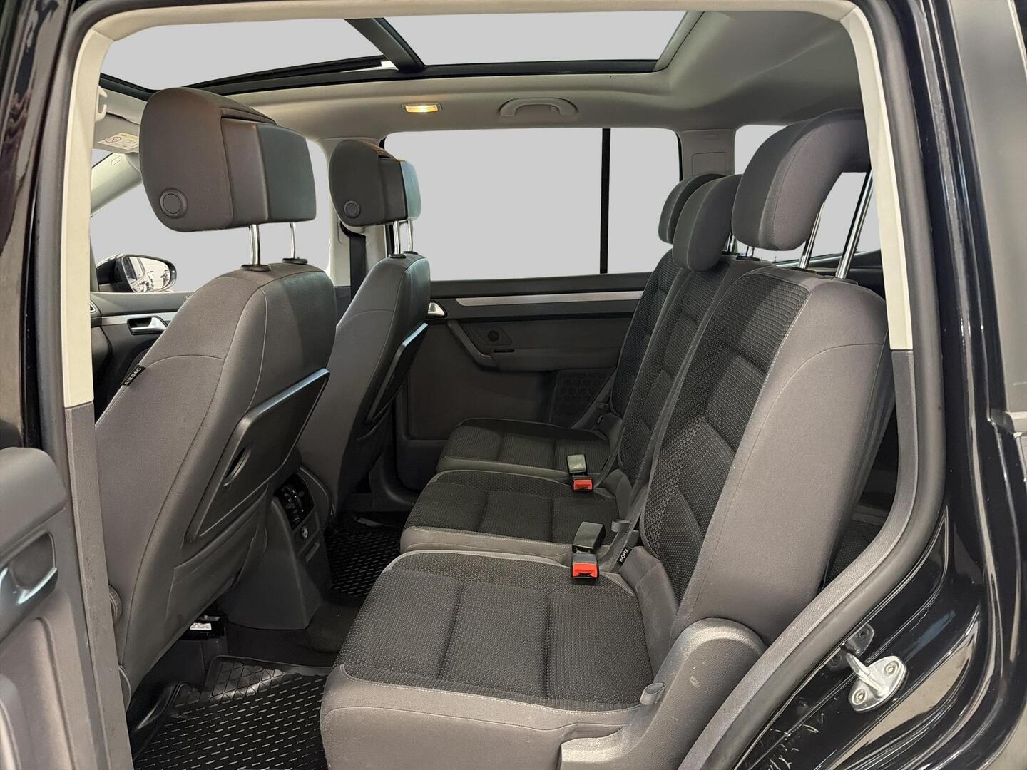 VOLKSWAGEN Touran 2015