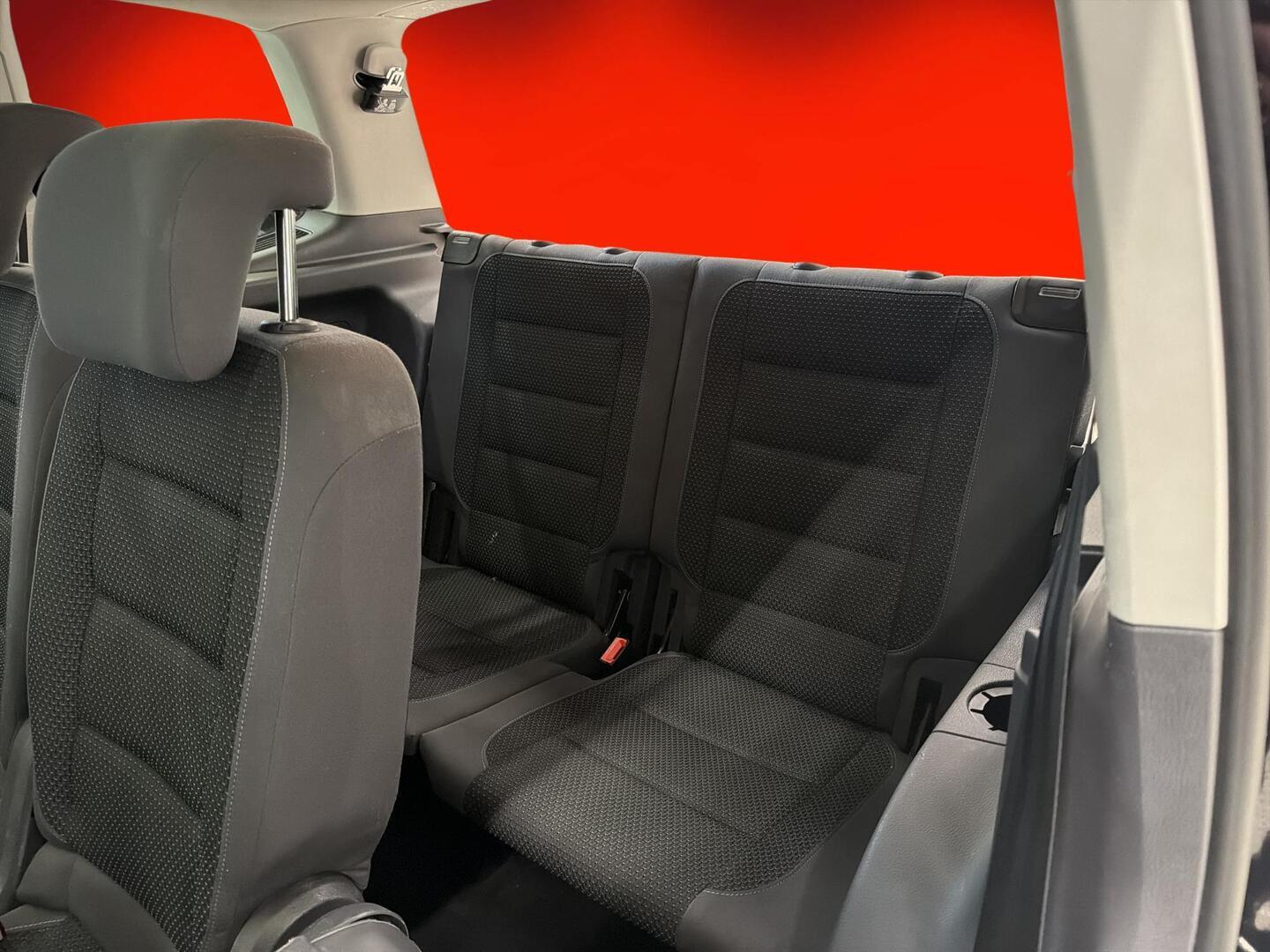 VOLKSWAGEN Touran 2015