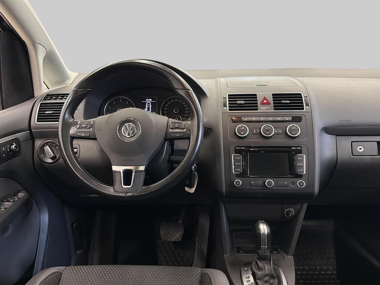 VOLKSWAGEN Touran 2015