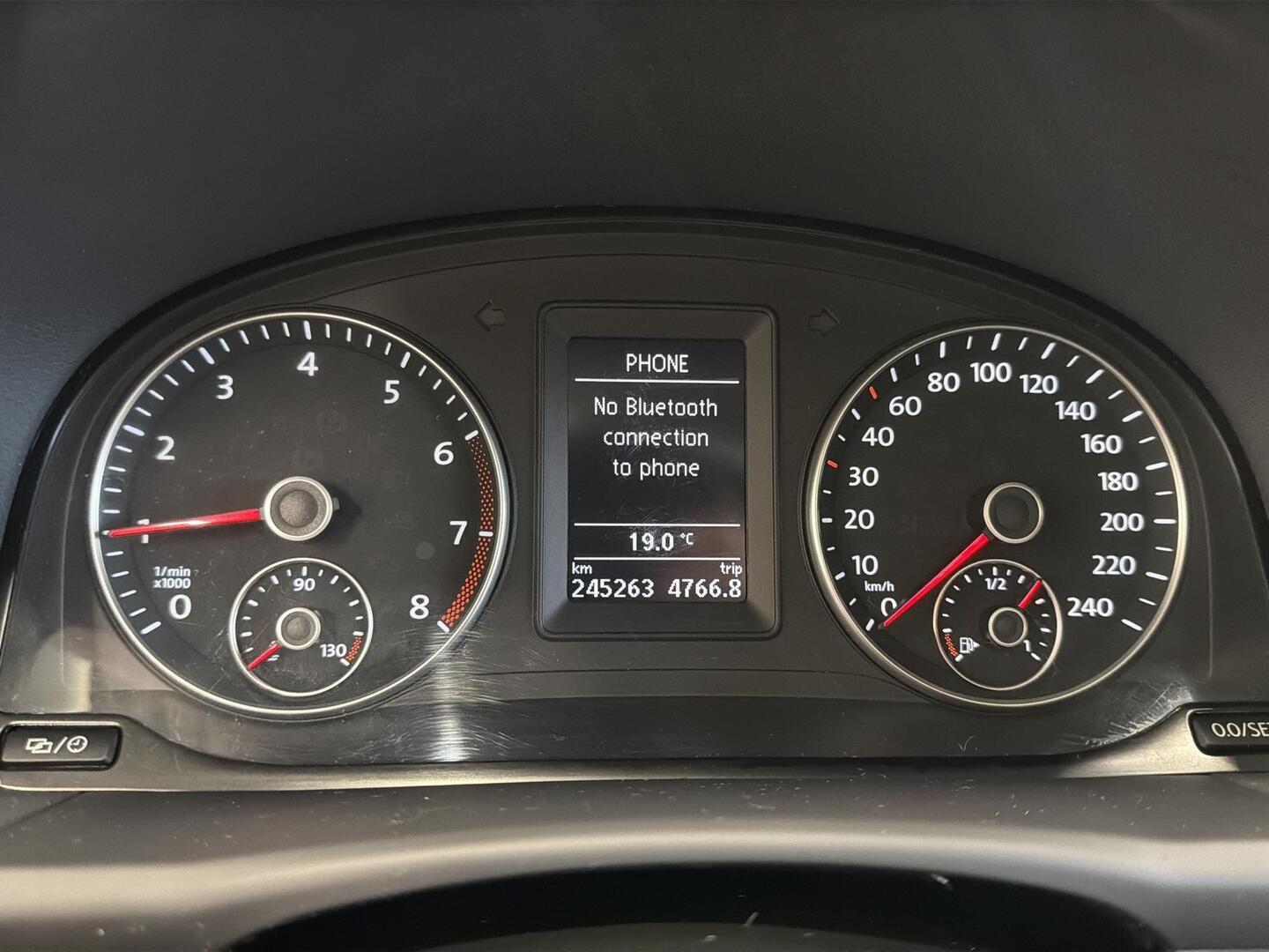 VOLKSWAGEN Touran 2015