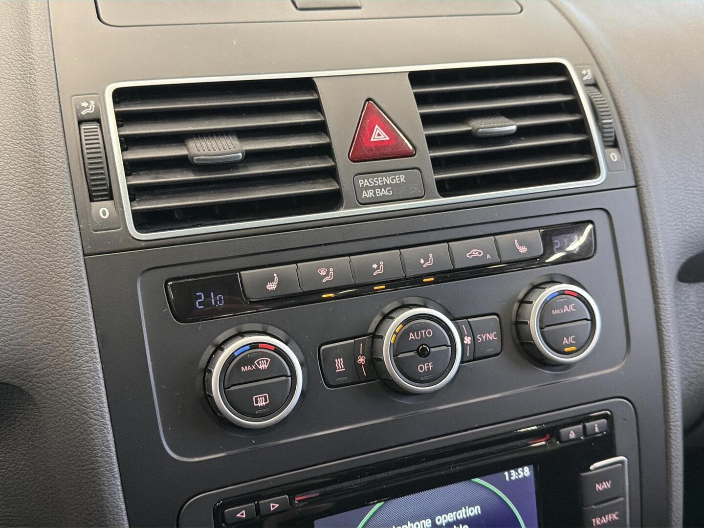 VOLKSWAGEN Touran 2015