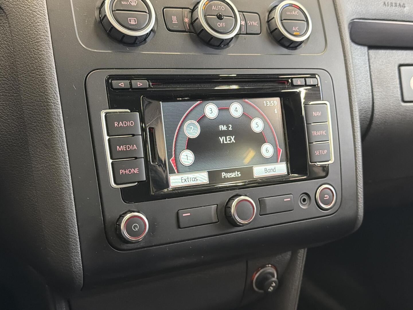 VOLKSWAGEN Touran 2015