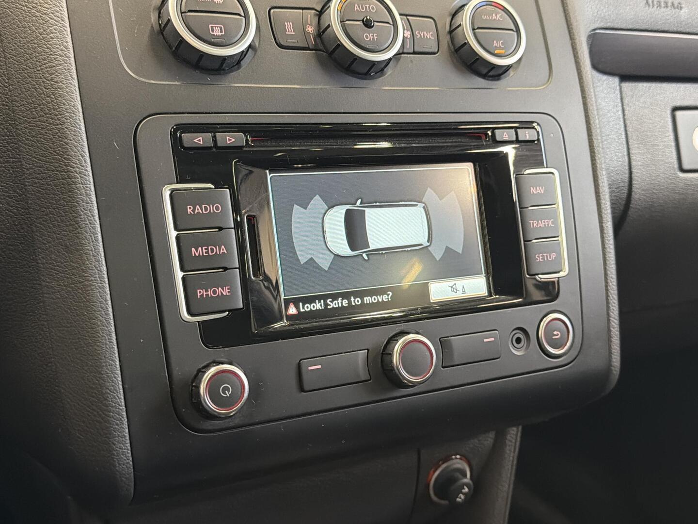VOLKSWAGEN Touran 2015