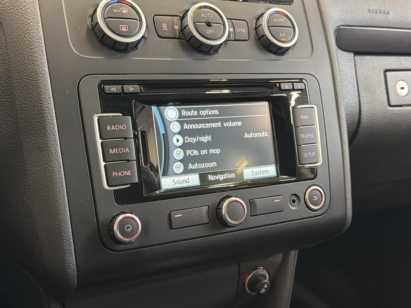 VOLKSWAGEN Touran 2015
