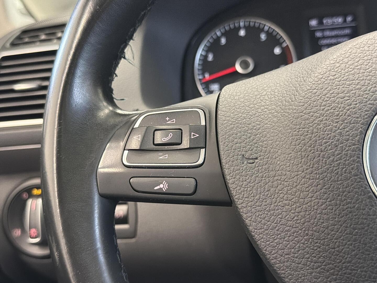 VOLKSWAGEN Touran 2015