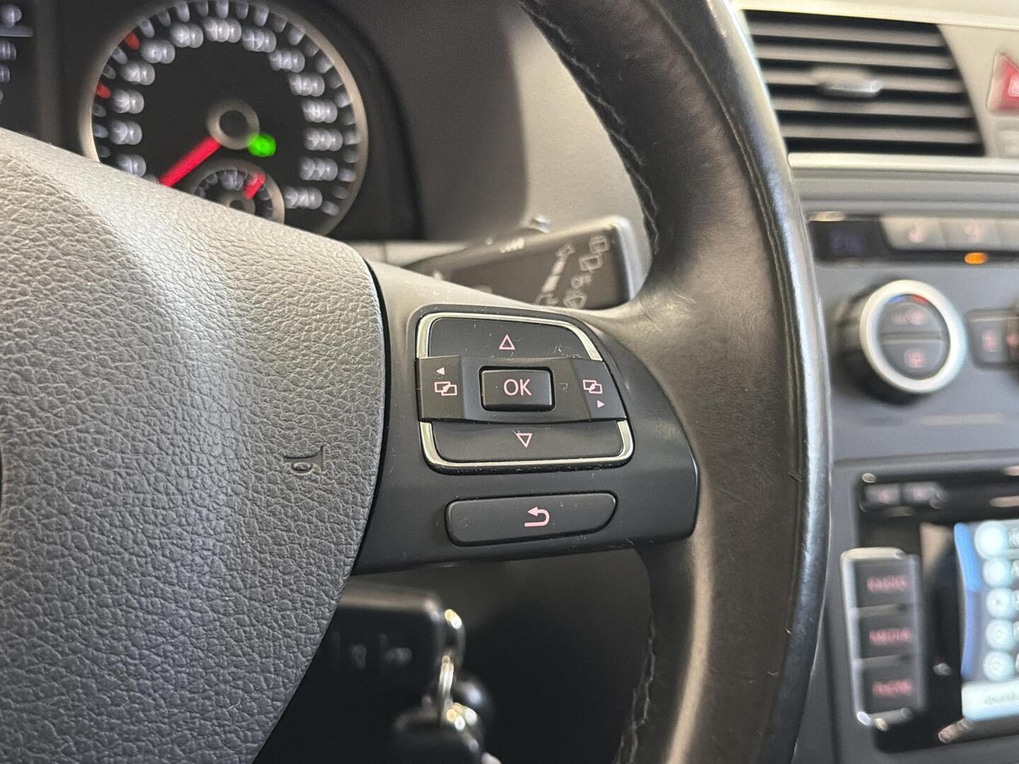 VOLKSWAGEN Touran 2015